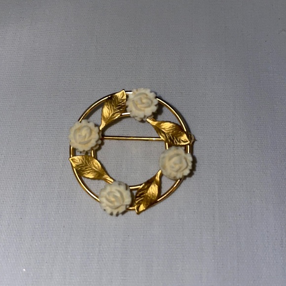 Estate jewelry gold brooch - Picture 1 of 8
